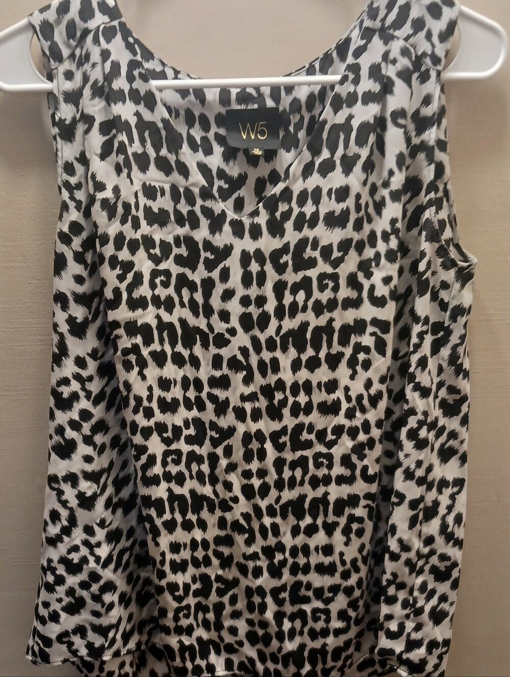 W5 Black & White Leopard Print V-Neck Sleeveless Sweater